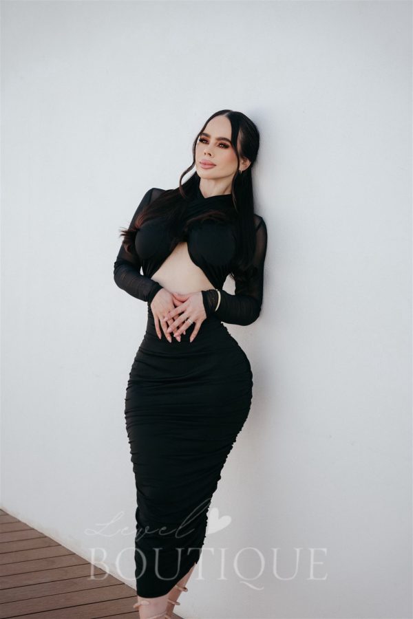vestido negro escote abdomen