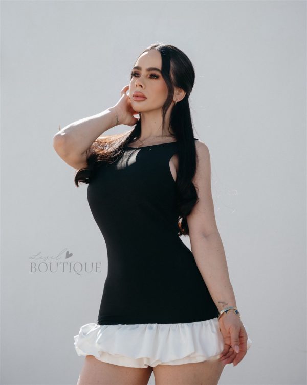vestido negro con flores blancas