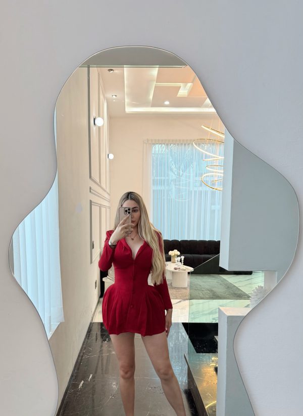 vestido rojo tinto blazer