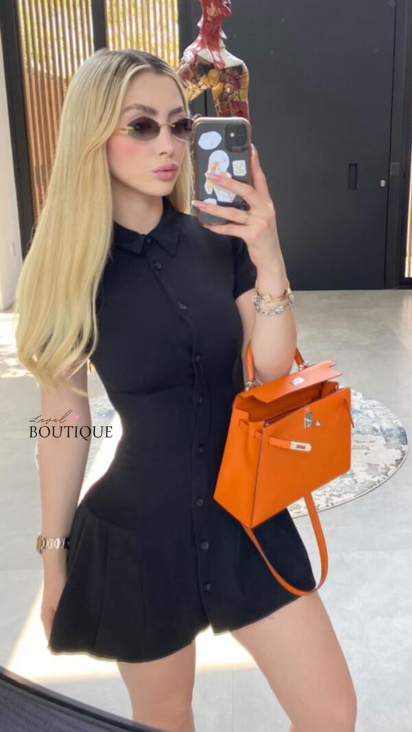 vestido negro botones