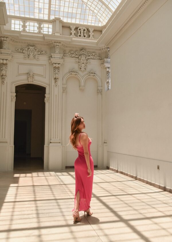 vestido rosa maxi con fisura - Imagen 2