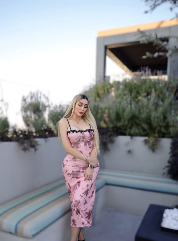 vestido rosa flores encaje negro