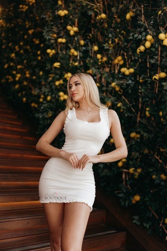 vestido blanco flores en las costuras