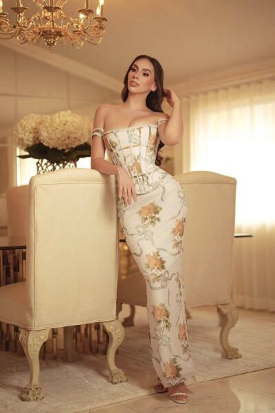 Conjunto beige con flores