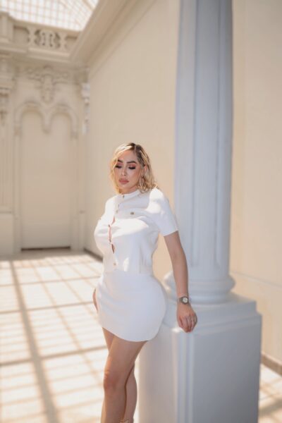 Conjunto blanco falda blusa botones