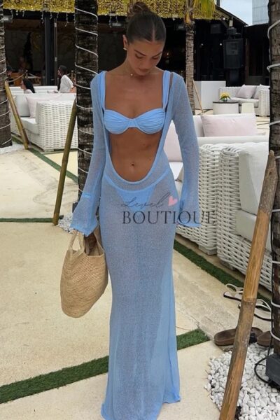 Salida de baño azul con traje de baño