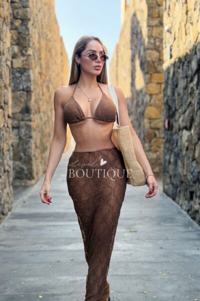 Traje de baño café con salida de baño