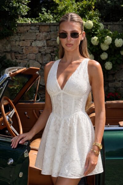 Vestido blanco vuelo flores satinadas
