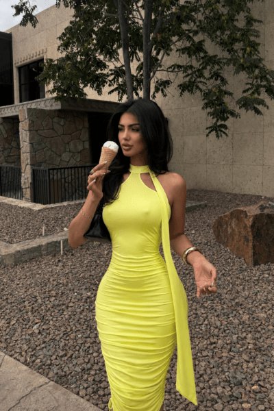 Vestido amarillo cuello