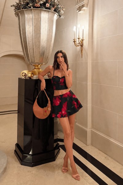 Conjunto negro con flores