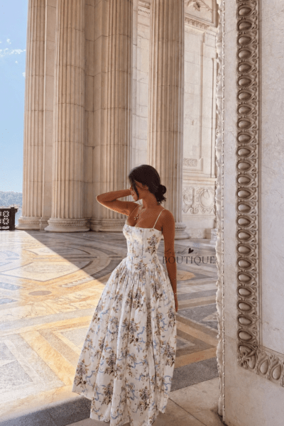 Vestido blanco con rosas lilas