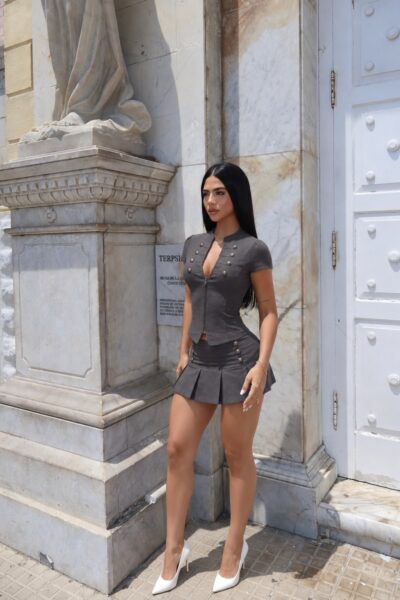 Conjunto gris botones falda short