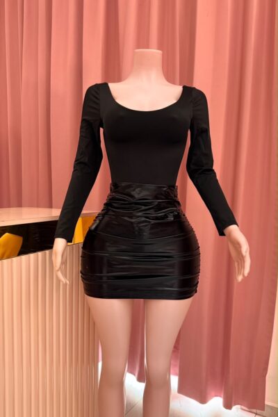 Falda negra vinipiel